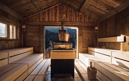 Dans ce sauna extérieur personnalisé, le charme original s’allie au style chic et au confort.