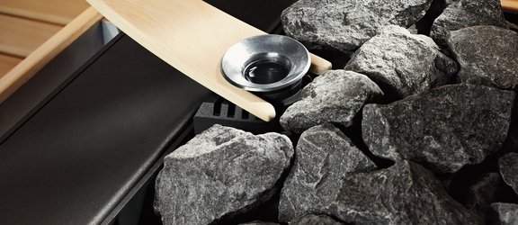 Le calice aromatique avec fourche aromatique assure un parfum stimulant dans le sauna.