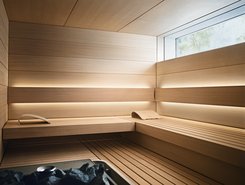 Le revêtement intérieur et les banquettes entièrement en bois de Hemlock, associés à la lumière douce de l'éclairage indirect SUNSET, créent une atmosphère de détente.