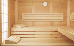 Sauna en bois massif EMPIRE : Totalement en épicéa de Carélie, ce sauna est particulièrement naturel et offre une grande diversité visuelle grâce aux veines vives du bois