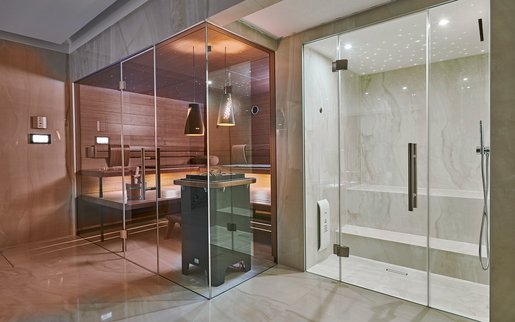 Espace bien-être privé : Le sauna AURA en noyer et le bain de vapeur au design sobre et élégant.