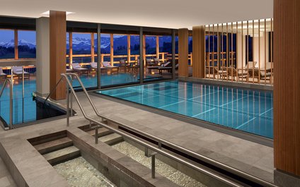 Piscine intérieure du Waldhotel Health & Medical Excellence, Bürgenstock (Photo : ©Bürgenstock Hotels AG)