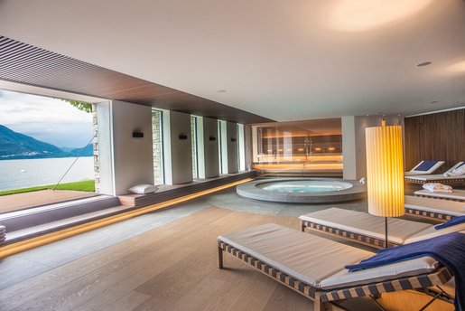 L'espace bien-être de quatre-vingts mètres carrés contient tout ce qu'il faut pour se détendre ; un sauna professionnel, un bain de vapeur, un jacuzzi, une douche de forêt tropicale ainsi que six banquettes en bois noble pour se reposer.