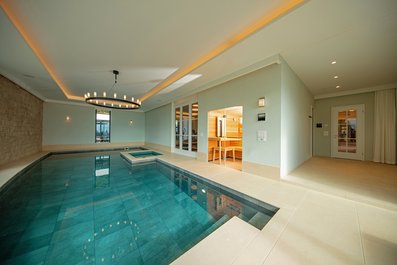 Sauna et bain de vapeur avec piscine