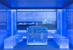ICE LOUNGE KLAFS avec multi-écran ATMOSPHERE, fontaine à glace STALAGMIT et cube d'assise en verre acrylique