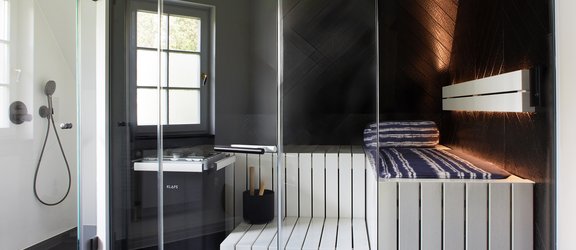 Le sauna GESA : un design affirmé dans une petite salle de bains