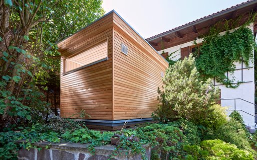 Sauna TORNI : Grâce à la fenêtre panoramique qui s'étend sur presque toute la largeur de la cabine, Haas peut profiter de la vue magnifique sur les Préalpes bavaroises tout en faisant son sauna.