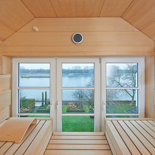 Que ce soit depuis la pièce ou lors de la séance de sauna, la façade en verre transparent permet de voir l'extérieur à travers les fenêtres sans être dérangé.