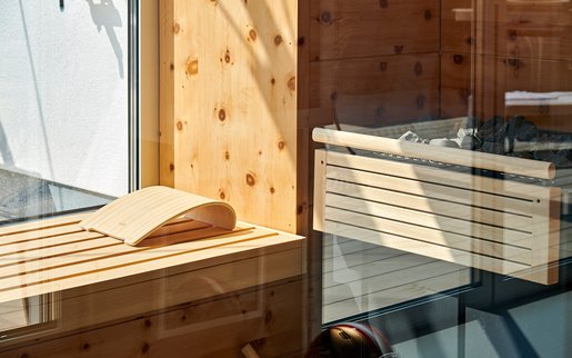 On compte parmi les particularités de ce sauna sa banquette de deux mètres de long avec vue directe sur la terrasse.