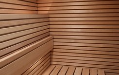 Sauna PURE : panneaux en placage de bois véritable avec des barres horizontales en hemlock massif.