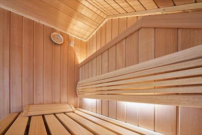 Sauna incliné - pas de problème même avec un poêle à banc inférieur