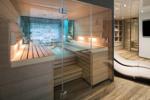 L'intérieur personnalisé du sauna KLAFS est marqué par des formes claires, une élégance sobre et une finition parfaite.
