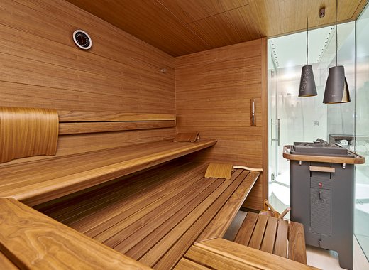 Aménagement intérieur en noyer du sauna AURA