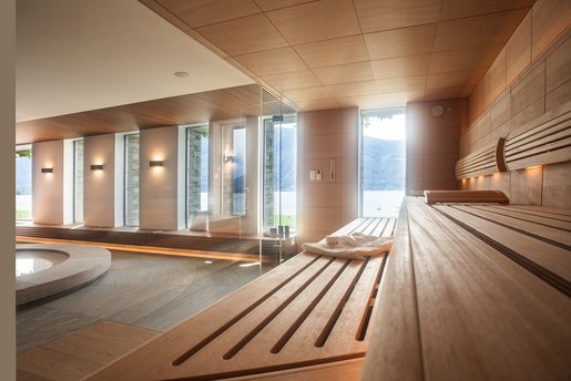 L'orientation du sauna permet d'avoir une vue calme et atmosphérique sur l'ensemble de l'espace bien-être ainsi que sur le lac Majeur.