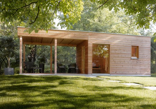 Un sauna de jardin enveloppé dans une ambiance naturelle