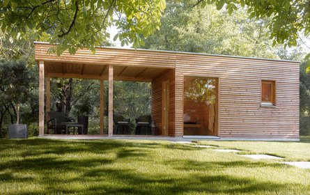 Un sauna de jardin enveloppé dans une ambiance naturelle