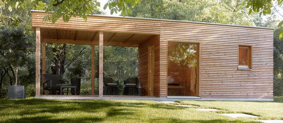 Un sauna de jardin enveloppé dans une ambiance naturelle