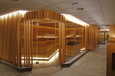Le sauna bien-être avec des lamelles de bois ouvertes