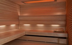 Sauna PURE : banquettes PURE, éclairage indirect SUNSET et LUMIÈRE COLORÉE avec LIFTLIGHT
