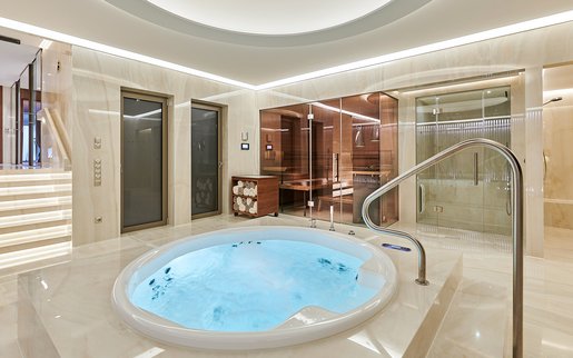 Espace bien-être privé avec jacuzzi, sauna et bain de vapeur.